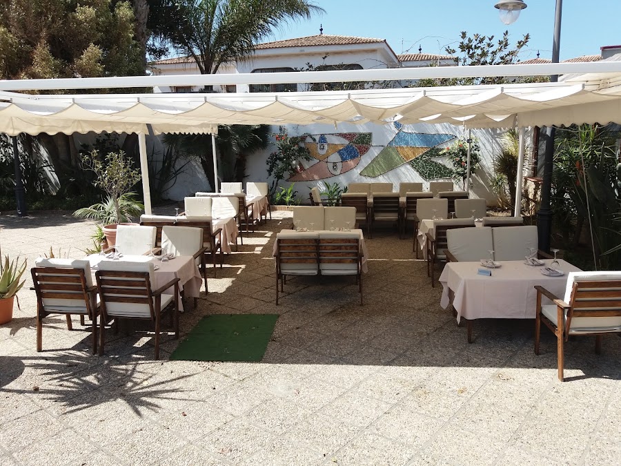 Restaurante Rigoletto está abierto. En horarios normales de comida y cenas.